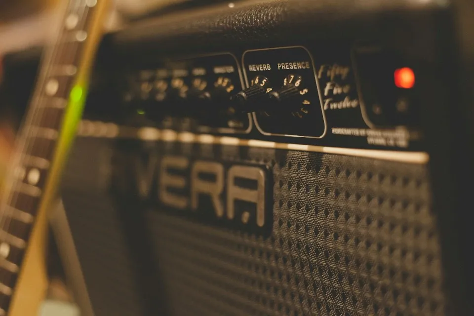 e.guitar&Amp2(Unsplash)-960x640@HeretickMentality.com.webp