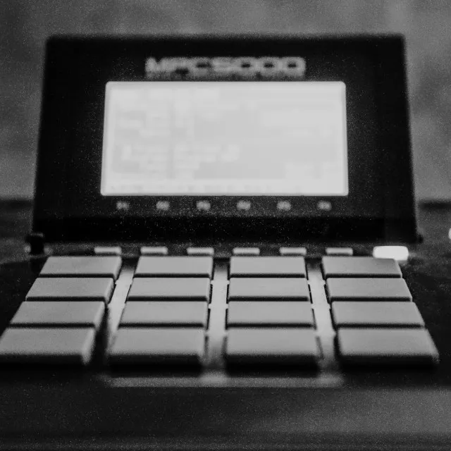 AKAI-MPC-5000（Unsplash）-640×640@HeretickMentality.com.webp