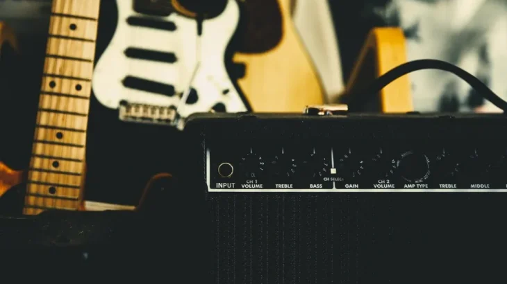 e.guitar&Amp1(Unsplash)-960x640@HeretickMentality.com